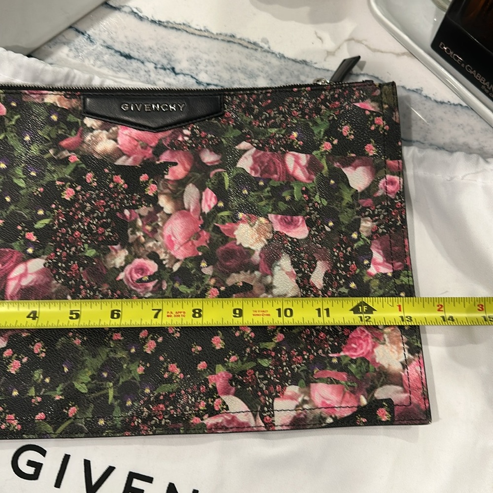 Givenchy - Picture 2 of 5